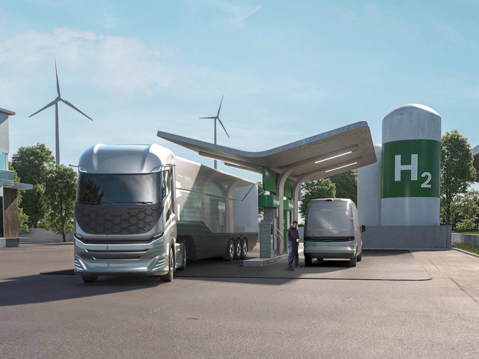 Eine Computergrafik, die einen Sattelzug und einen Transporter an einer zukünftigen Wasserstofftankstelle zeigt