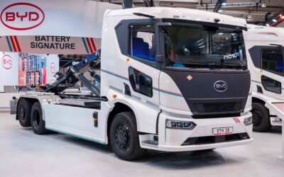 Batterieelektrischer Dreiachs-Lkw vom Typ BYD ETH28 als Abrollkipper auf einem Messestand