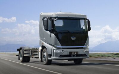 Batterieelektrischer 19-Tonner vom Typ BYD ETH8 fahrend auf einer Straße