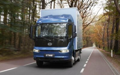 Batterieelektrischer 7,5-Tonner vom Typ BYD ETM mit Kofferaufbau fahrend auf einer Straße durch den Wald