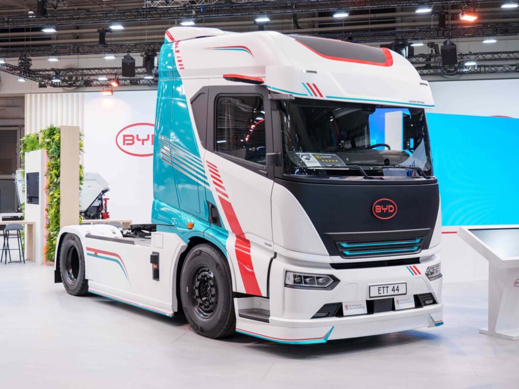 Batterieelektrische Sattelzugmaschine vom Typ BYD ETT 44 auf einem Messestand