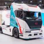 Batterieelektrische Sattelzugmaschine vom Typ BYD ETT 44 auf einem Messestand