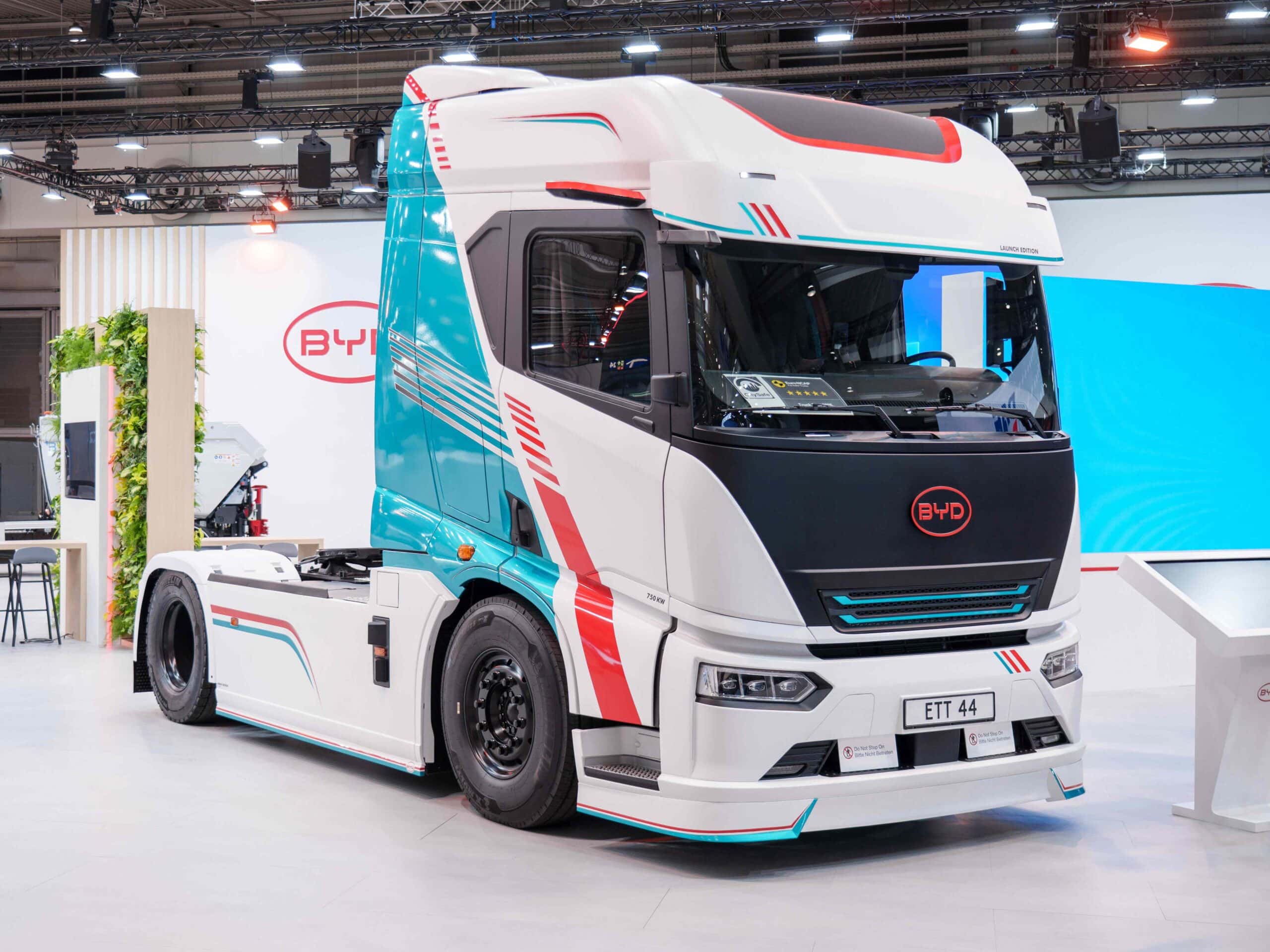 Batterieelektrische Sattelzugmaschine vom Typ BYD ETT 44 auf einem Messestand