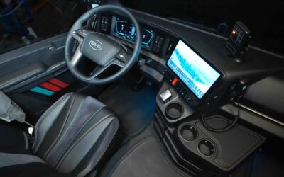 Blick auf das Cockpit mit digitalen Instrumenten und Multifunktionslenkrad in einer batterieelektrischen Sattelzugmaschine vom Typ BYD ETT 44