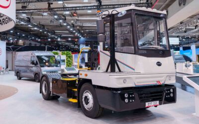 Batterieelektrischer Terminal-Traktor vom Typ BYD EYT 2.0 auf einem Messestand