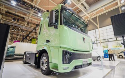 Batterieelektrische Sattelzugmaschine vom Typ Phoenix BEV von C&C Trucks auf einem Messestand