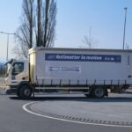 Ein Verteiler-Lkw Volvo FL beim Durchfahren eines Kreisverkehrs. Geladen hat er Antimaterie