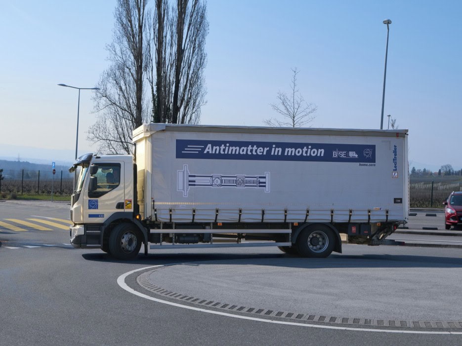 Ein Verteiler-Lkw Volvo FL beim Durchfahren eines Kreisverkehrs. Geladen hat er Antimaterie