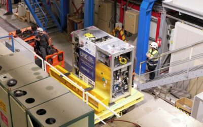 In einem Labor wird ein Spezialbehälter bewegt, der Antimaterie enthält