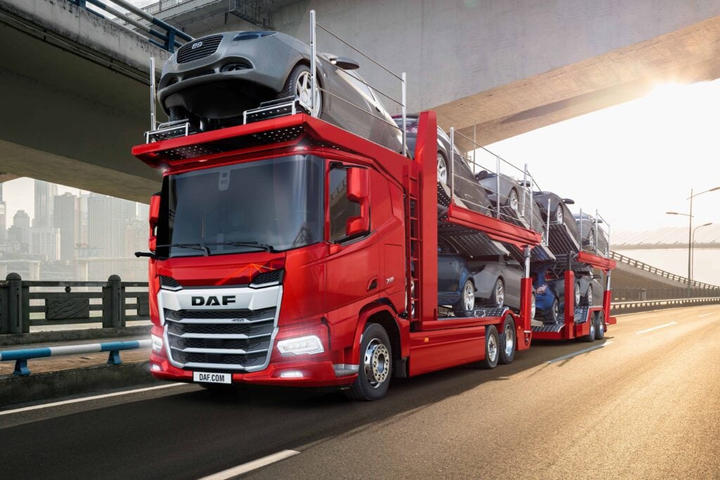 Lkw vom Typ DAF XD 450 als Fahrzeugtransporter, im Bild mit neun aufgeladenen Pkw