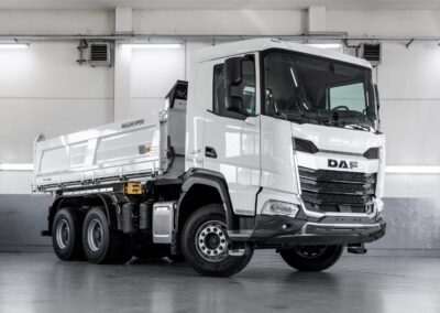 Baustellen-Lkw vom Typ DAF XFC 480 FAT 6x4 T mit Kippaufbau von Meiller