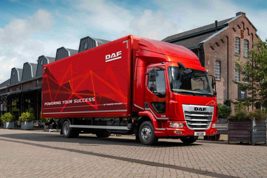 Bild eines DAF-Lkw aus der Reihe XB mit Kofferaufbau und Ladebordwand von schräg vorn