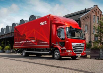 Bild eines DAF-Lkw aus der Reihe XB mit Kofferaufbau und Ladebordwand von schräg vorn