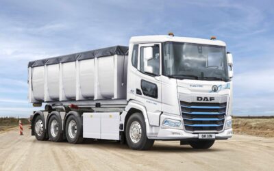 Batterieelektrischer Lkw vom Typ DAF XF Electric; Vierachser mit aufgebautem Container-Wechselsystem