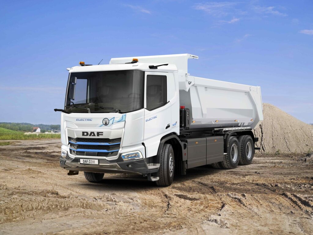 Batterieelektrischer Lkw vom Typ DAF XDC Electric; Dreiachser mit Kippaufbau
