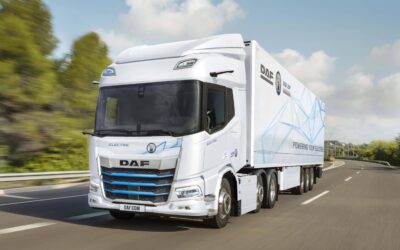 Batterieelektrische Sattelzugmaschine vom Typ DAF XD Electric mit Vorlaufachse; fotografiert mit Sattelauflieger auf der Straße