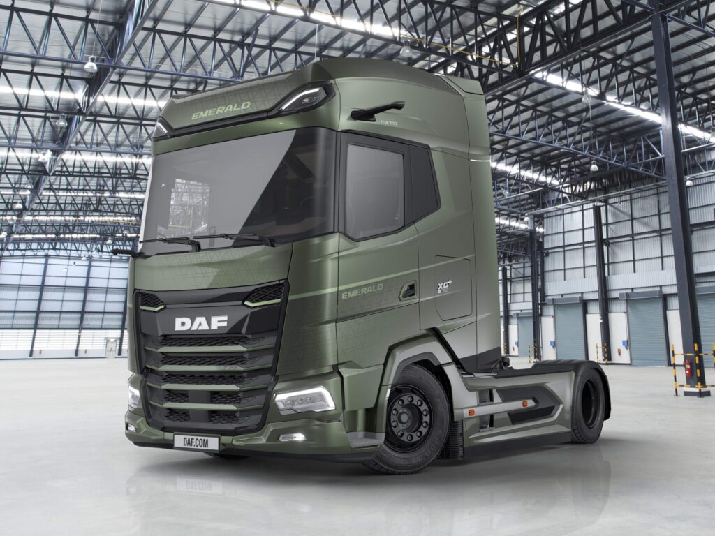Sattelzugmaschine vom Typ DAF XG+ 480 FT als limitiertes Sondermodell „Emerald Edition“, fotografiert in einer Halle