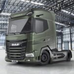 Sattelzugmaschine vom Typ DAF XG+ 480 FT als limitiertes Sondermodell „Emerald Edition“, fotografiert in einer Halle