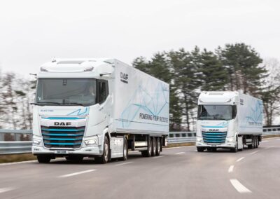 Zwei DAF XG Electric als Sattelzüge auf der Straße, seitlich versetzt nebeneinander