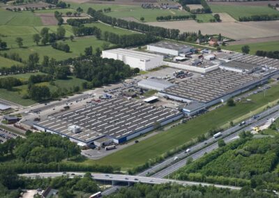 Luftaufnahme des Werks von DAF Trucks in Westerlo, Belgien