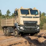 Dreiachsiger Militär-Lkw mit DAF-Schriftzug an der Front, gepanzerte Kabine von Tatra Defence; fotografiert in Sandgrube