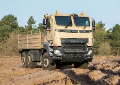 Dreiachsiger Militär-Lkw mit DAF-Schriftzug an der Front, gepanzerte Kabine von Tatra Defence; fotografiert in Sandgrube