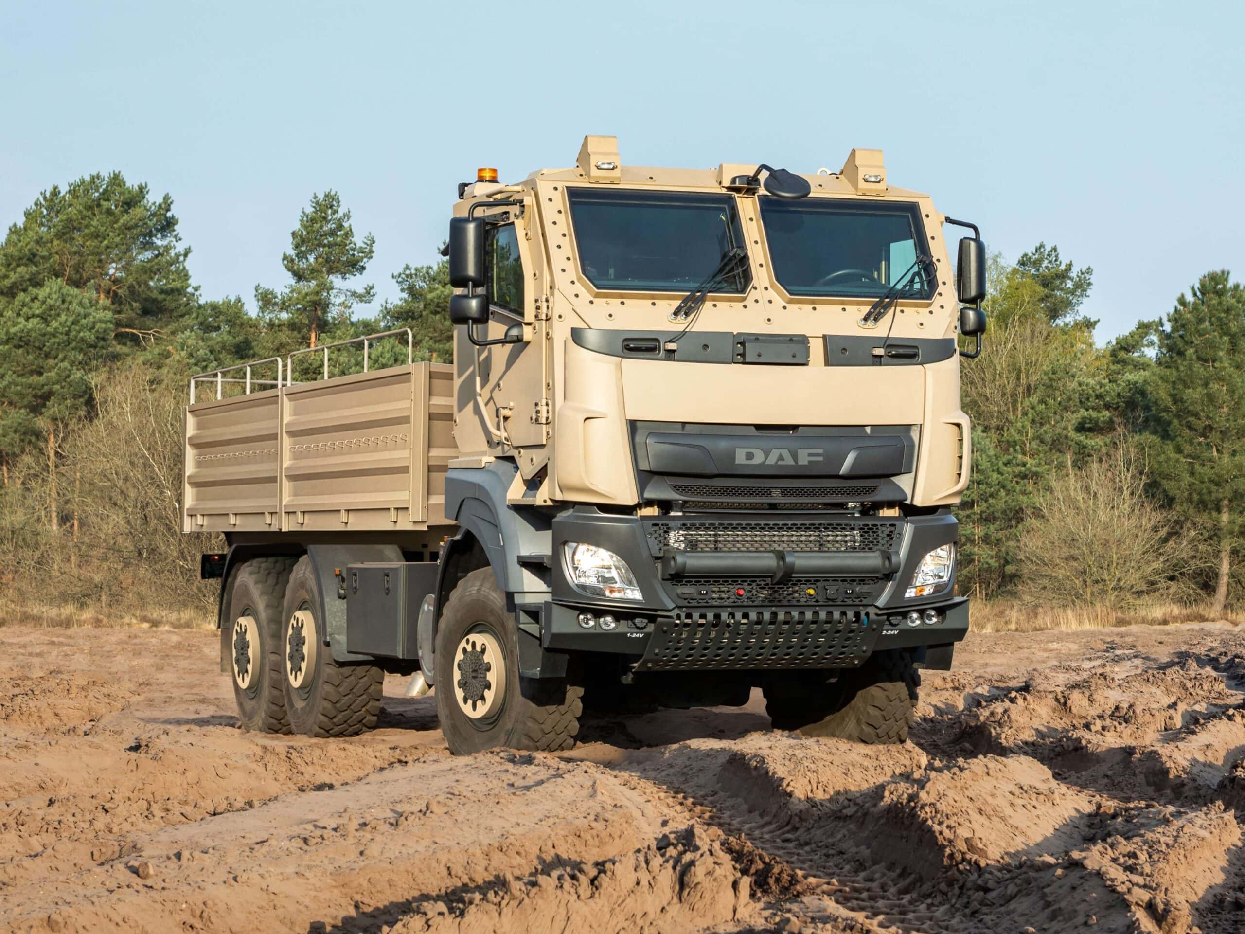 Dreiachsiger Militär-Lkw mit DAF-Schriftzug an der Front, gepanzerte Kabine von Tatra Defence; fotografiert in Sandgrube