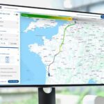 Ein Computerbildschirm, auf dem ein interaktiver Routensimulator für E-Lkw läuft, den DAF Trucks bereitstellt
