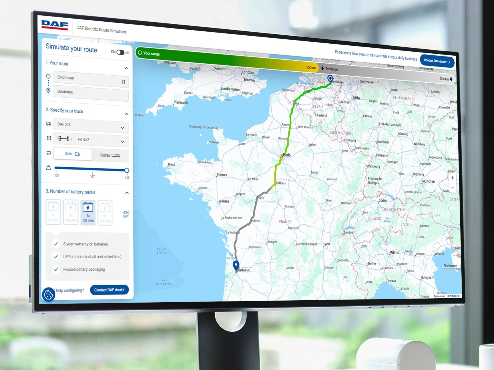 Ein Computerbildschirm, auf dem ein interaktiver Routensimulator für E-Lkw läuft, den DAF Trucks bereitstellt