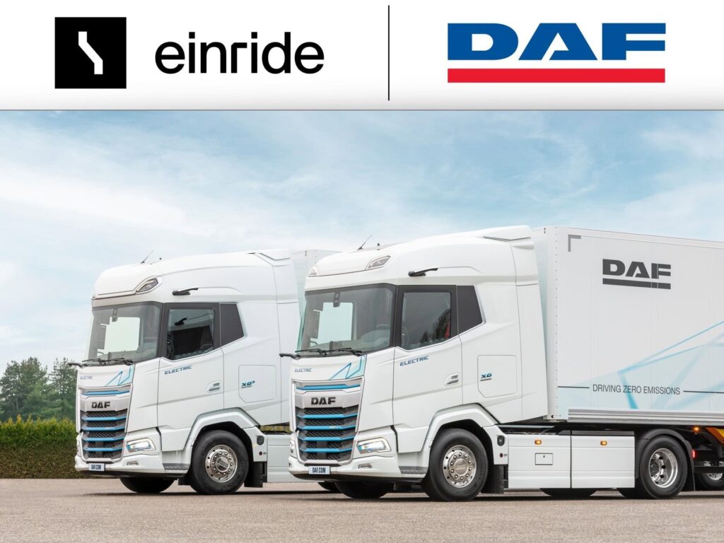 Zwei batterieelektrische Lkw vom Typ DAF XG+ (links) und DAF XG nebeneinander auf einem Parkplatz, über dem eigentlichen Bild die Schriftzüge der Unternehmen Einride und DAF