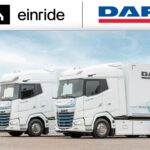 Zwei batterieelektrische Lkw vom Typ DAF XG+ (links) und DAF XG nebeneinander auf einem Parkplatz, über dem eigentlichen Bild die Schriftzüge der Unternehmen Einride und DAF