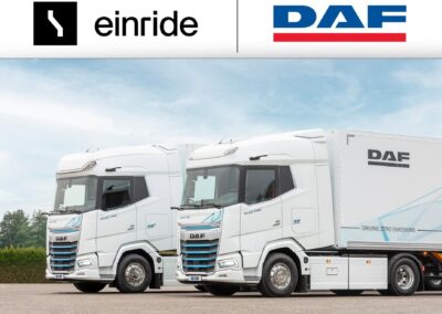 Zwei batterieelektrische Lkw vom Typ DAF XG+ (links) und DAF XG nebeneinander auf einem Parkplatz, über dem eigentlichen Bild die Schriftzüge der Unternehmen Einride und DAF