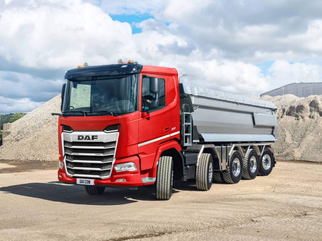 Schwerer fünfachsiger Kipper vom Typ DAF XF 10x4 auf einem Baustellengelände