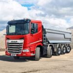 Schwerer fünfachsiger Kipper vom Typ DAF XF 10x4 auf einem Baustellengelände