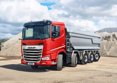 DAF auf der IAA: Diesel- und Elektro-Spezialitäten Schwerer fünfachsiger Kipper vom Typ DAF XF 10x4 auf einem Baustellengelände
