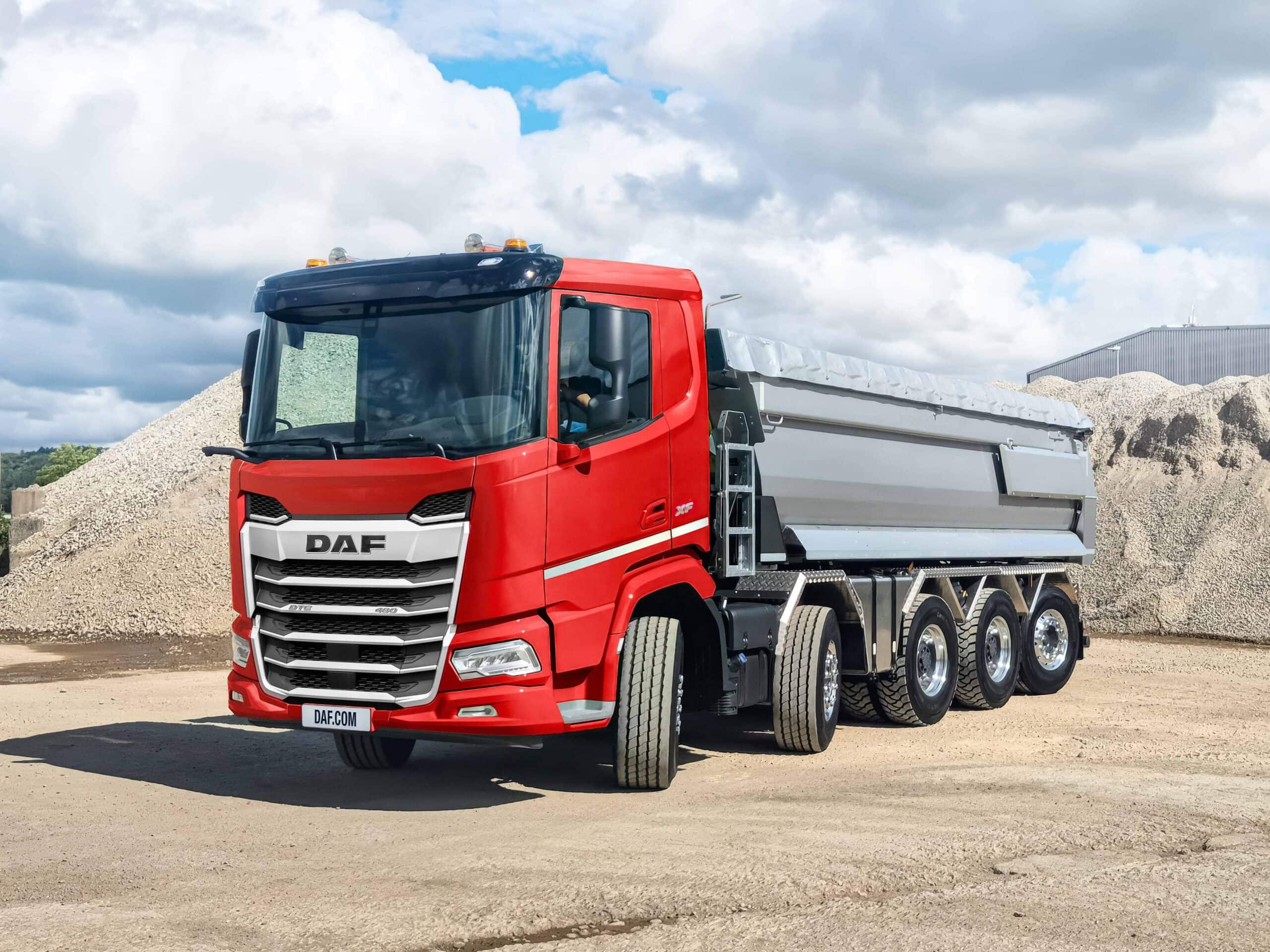 Schwerer fünfachsiger Kipper vom Typ DAF XF 10x4 auf einem Baustellengelände