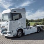 Ein batterieelektrischer Dreiachser vom Typ DAF XG 350 Electric FAN 6x2 mit BDF-Aufbau steht auf einem Parkplatz