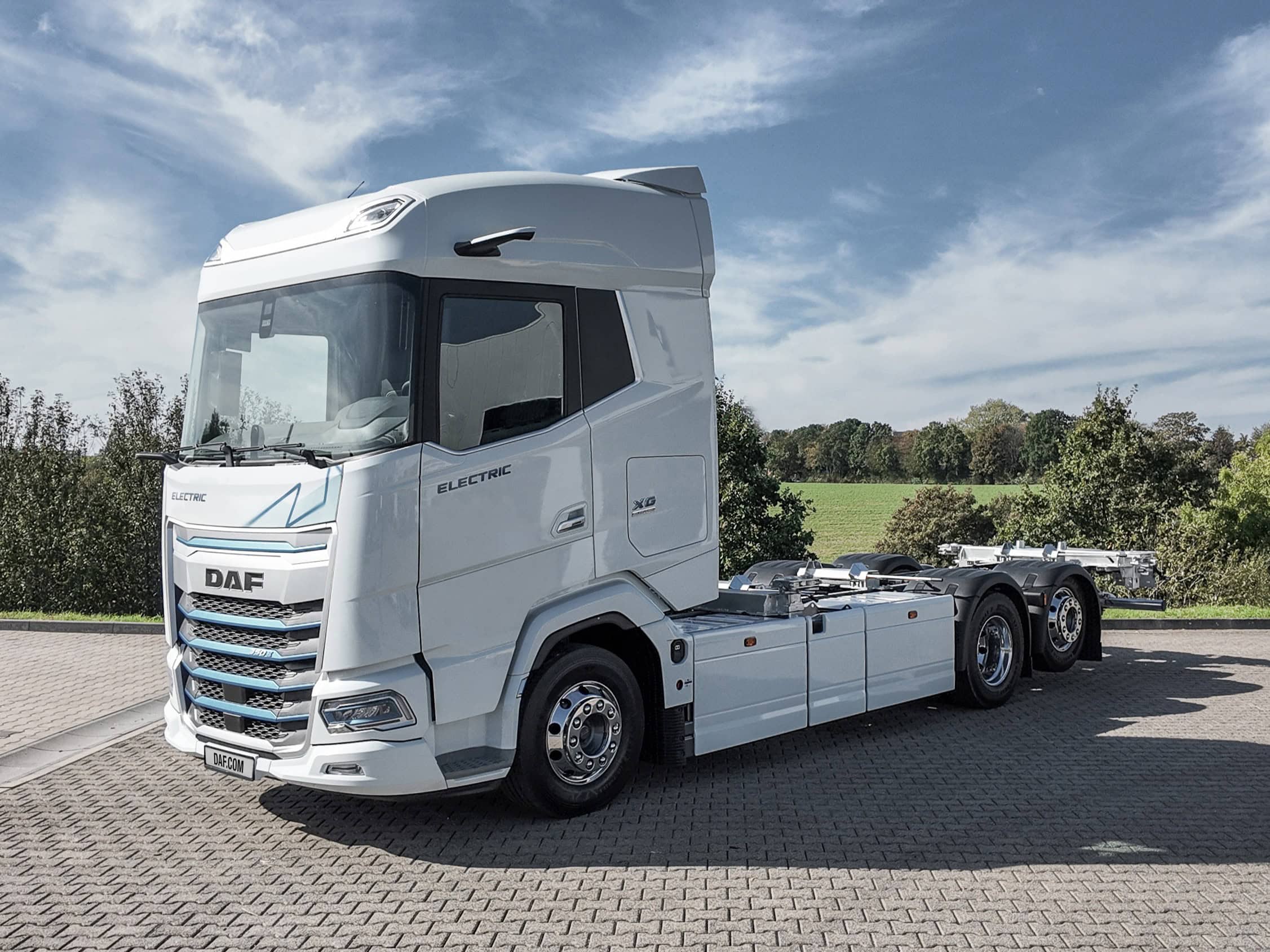 Ein batterieelektrischer Dreiachser vom Typ DAF XG 350 Electric FAN 6x2 mit BDF-Aufbau steht auf einem Parkplatz