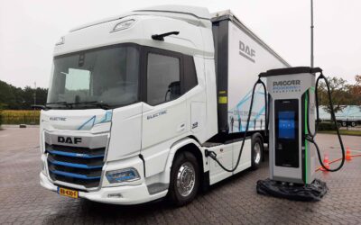 Ein batterieelektrischen DAF-Lkw parkt an einer Ladesäule