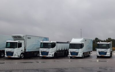 Vier batterieelektrischen DAF-Lkw als Kühler, Abroller, Verteilerkoffer und Absetzer nebeneinander