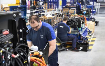 Innenaufnahme im DAF-Werk Eindhoven, neue Elektro-Montagelinie mit Arbeitern