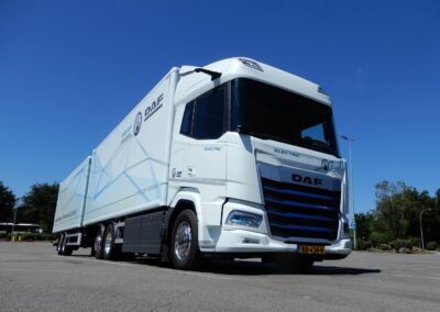 Experten-Fahrbericht: Ein DAF für den elektrischen Regionalverkehr Ein Gliederzug mit einem batterieelektrischen DAF XF 350 FAN Electric 6x2 Sleeper High Cab auf einem Parkplatz