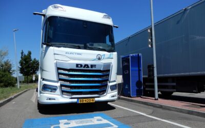 Ein batterieelektrischer DAF XF 350 FAN Electric 6x2 Sleeper High Cab parkt einer Lkw-Ladestation und lädt