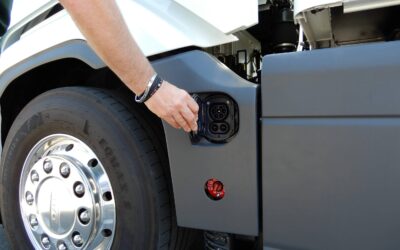 Blick auf den Ladeanschluss und den darunter platzierten Batterietrennschalter an einem batterieelektrischen DAF XF 350 FAN Electric 6x2 Sleeper High Cab