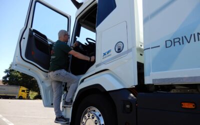 Blick auf den fahrerseitigen Einstieg an einem batterieelektrischen DAF XF 350 FAN Electric 6x2 Sleeper High Cab; ein Fahrer steigt gerade ein
