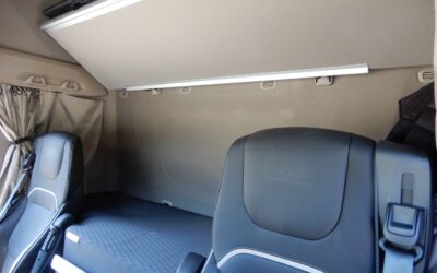 Blick auf die Kabinenrückwand innen in einem batterieelektrischen DAF XF 350 FAN Electric 6x2 Sleeper High Cab, am sieht die Rückenlehnen der Sitze und die beiden Betten