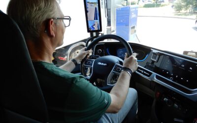 Blick auf das Cockpit in einem batterieelektrischen DAF XF 350 FAN Electric 6x2 Sleeper High Cab, ein Fahrer sitzt hinter dem Lenkrad