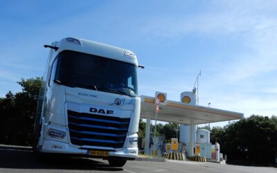 Ein Gliederzug mit einem batterieelektrischen DAF XF 350 FAN Electric 6x2 Sleeper High Cab parkt neben einer LNG-Tankstelle