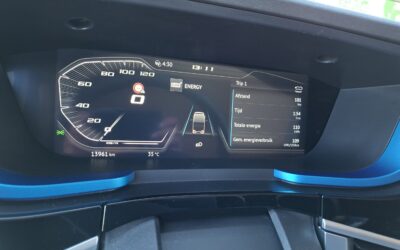 Blick auf die digitalen Instrumente in einem batterieelektrischen DAF XF 350 FAN Electric 6x2 Sleeper High Cab
