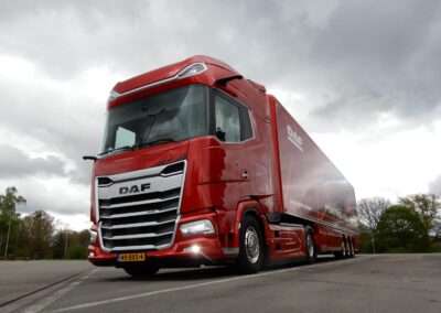 Sattelzugmaschine DAF XG+530, Gesamtansicht von schräg vorne